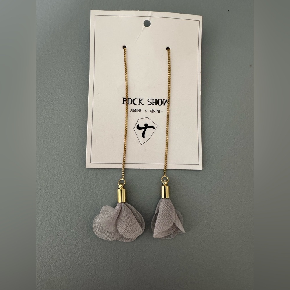🛍️Any 5 items for $15 🛍️ Elegant Gray Flower Drop Earrings